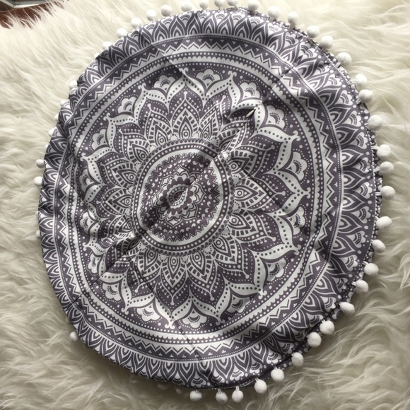 NWOT✨ Round Medallion Pillow Cover with Poms - Picture 2 of 3